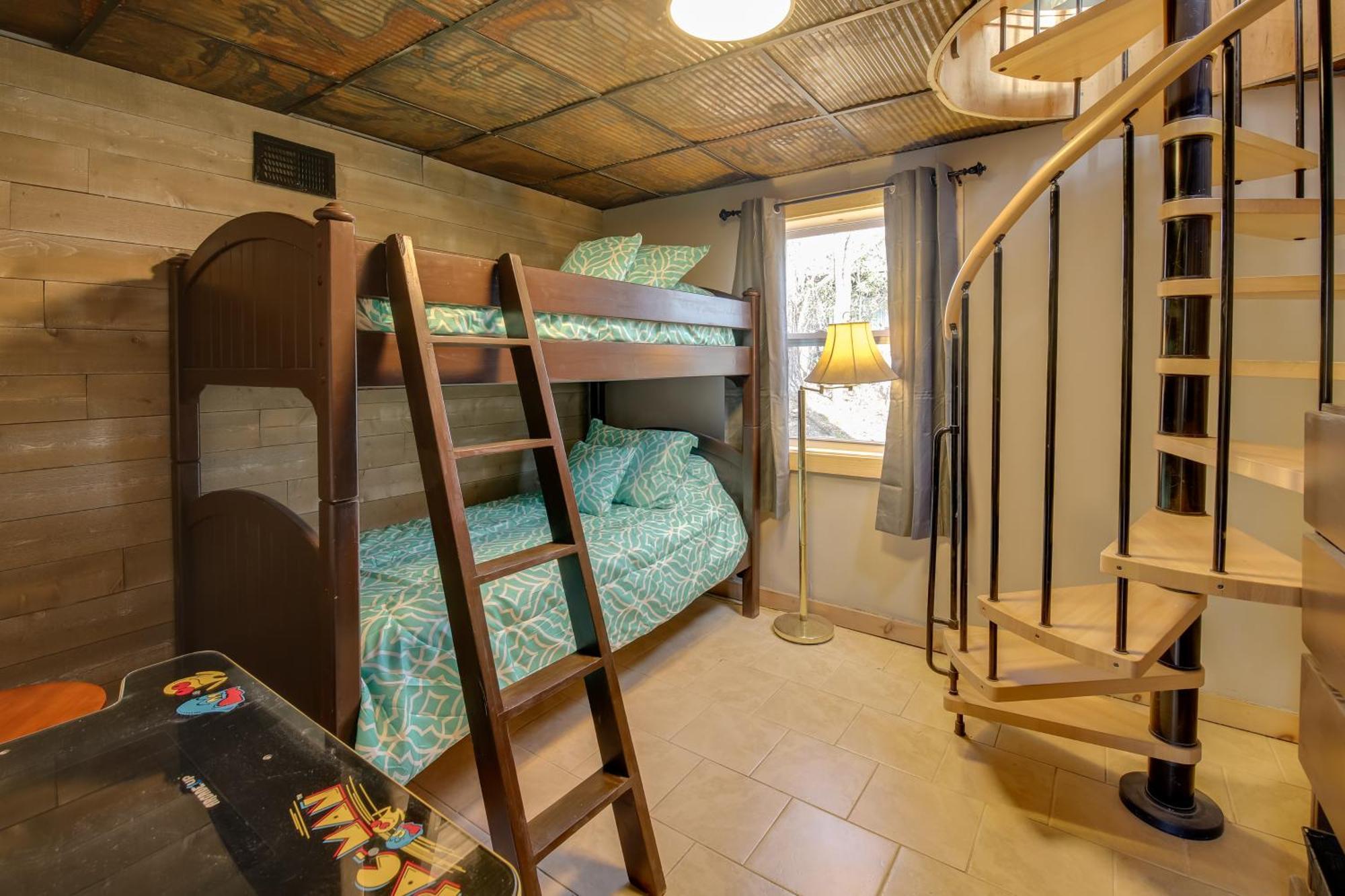 Gatlinburg Mountain Cabin With Hot Tub, Deck And Games Kültér fotó
